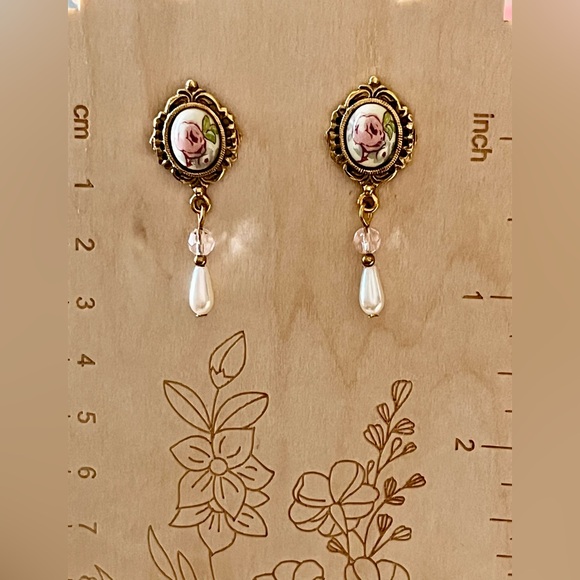 1928 Gold Necklace and Earrings Set with Pink and Cream Details - Picture 8 of 9